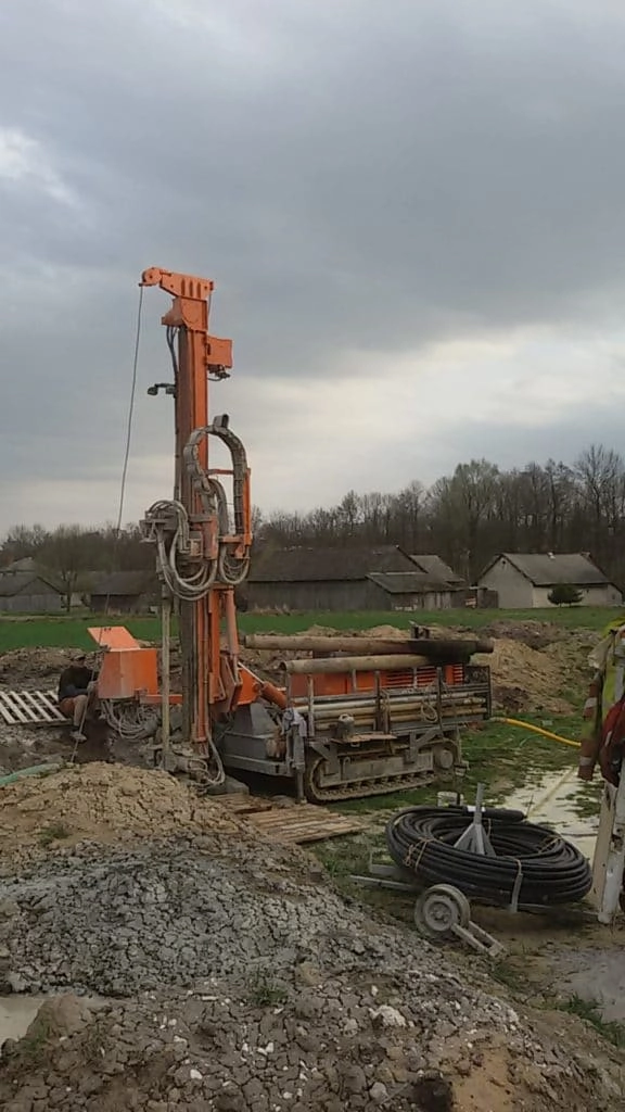 Wykonanie w bardzo trudnych warunkach geologicznych wiercenia dolnego źródła dla budynku mieszkalnego w Marzyszu